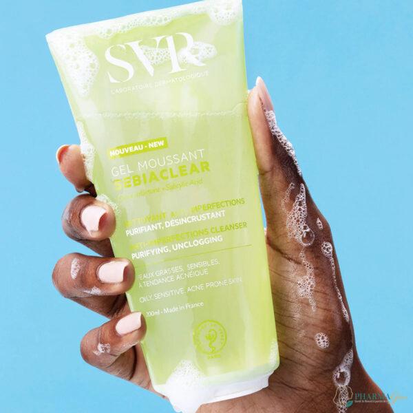 SVR SEBIACLEAR Gel Moussant 200 ml – Gel nettoyant purifiant pour peaux grasses et à imperfections. Réduit boutons, points noirs et sébum, tout en apaisant la peau sensible. Disponible sur PharmGo.