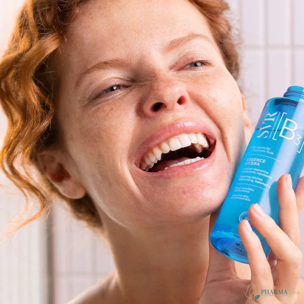 SVR [B3] Essence Hydra 150 ml – Lotion hydratante et repulpante à la vitamine B3 et à l’acide hyaluronique, prépare la peau et ravive l’éclat du teint. Disponible sur PharmGo.